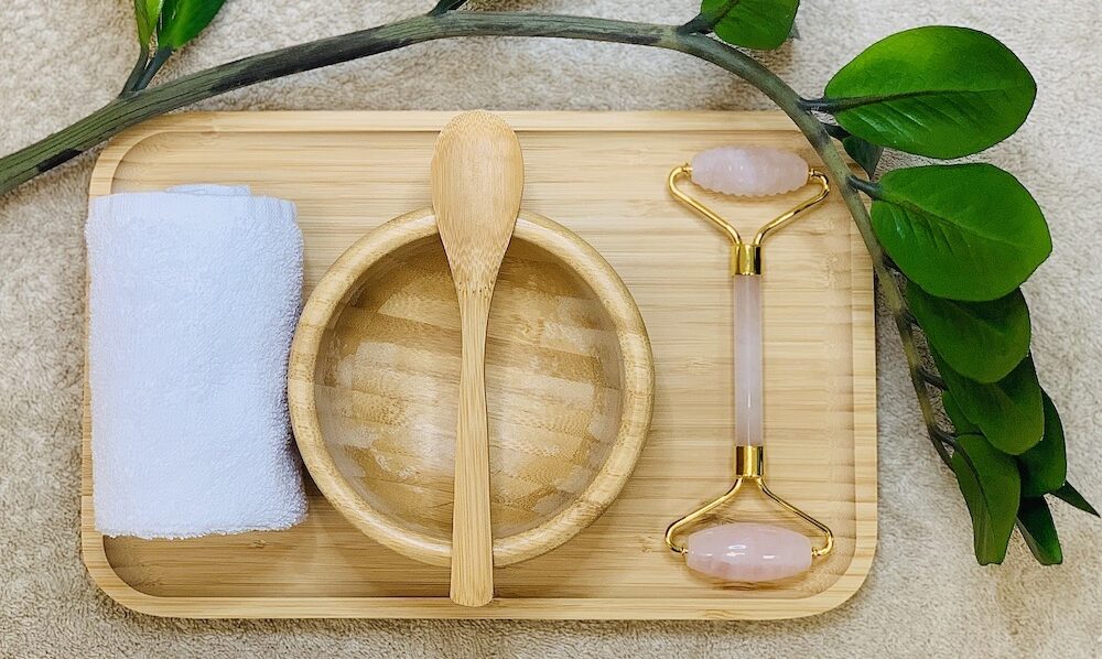 Matériels pour un soin du visage, linge, bol de masque et accessoire de massage au quarts rose